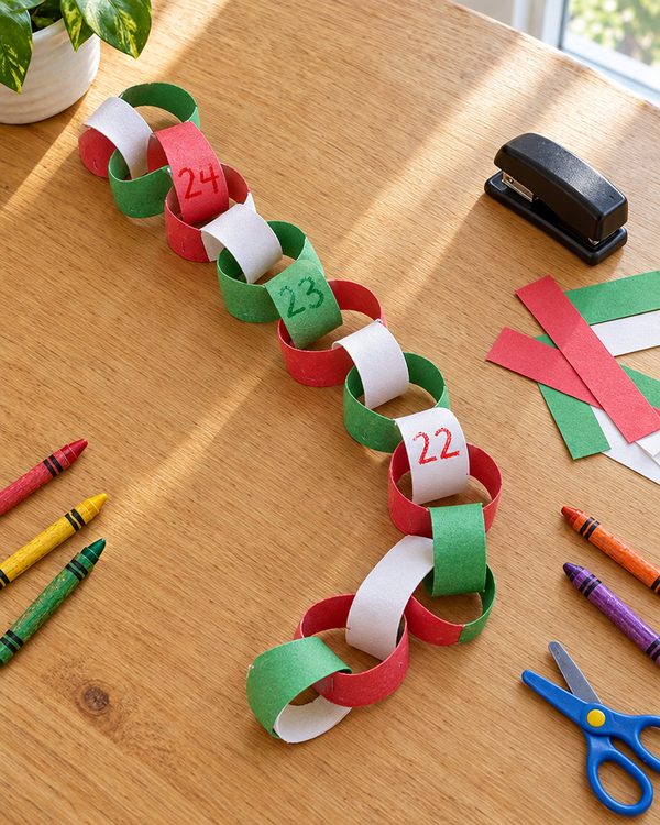 Paper Chain Countdown: an easy Christmas craft for kids